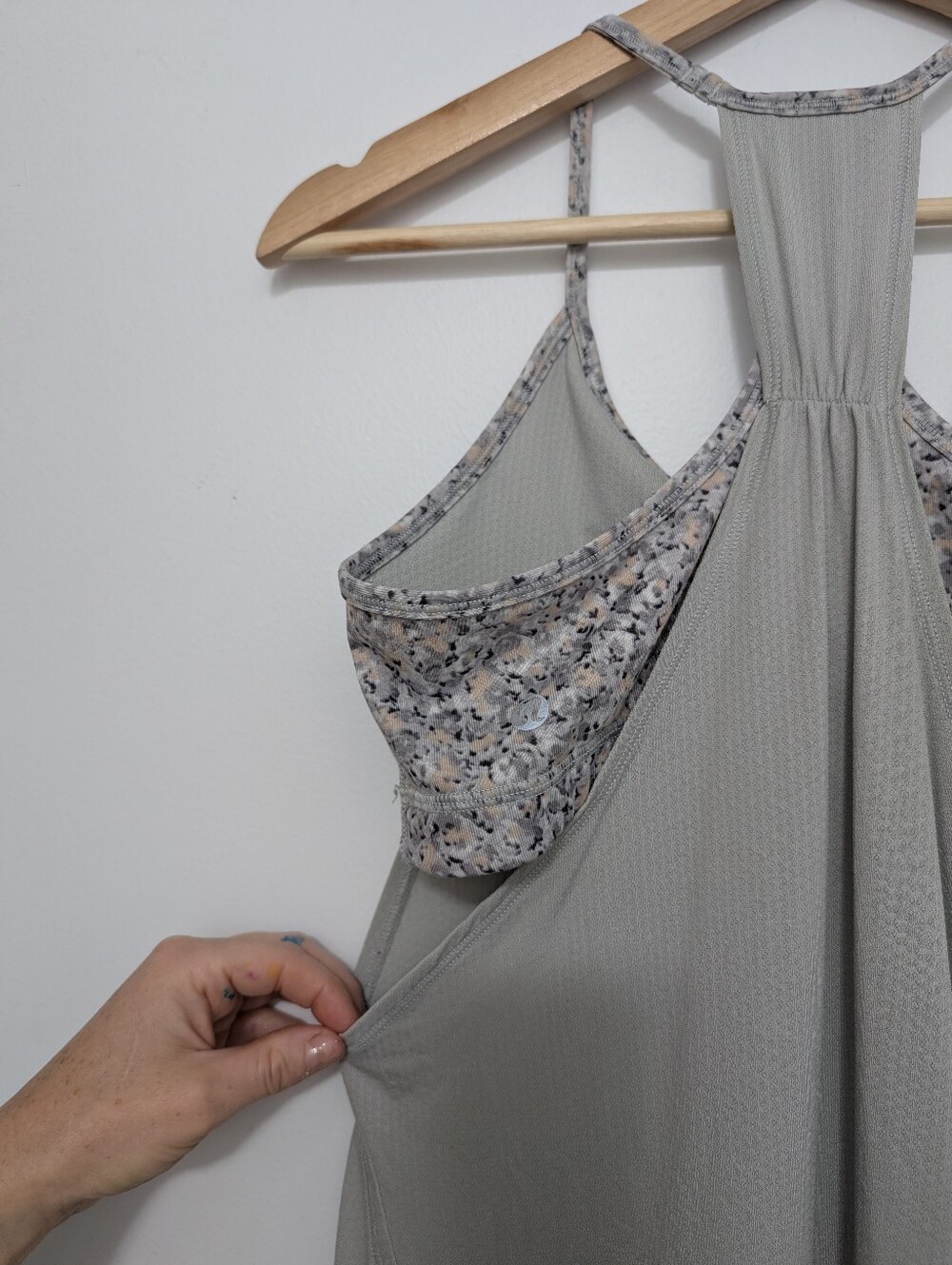 Lululemon 8 No Limits Tank Top Silver Spoon Petite Fleur Grey Built in Bra Flowy - Picture 7 of 16